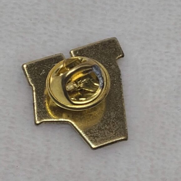 US Flag V for Victory Veterans Patriotic Lapel Pin - Picture 3 of 5